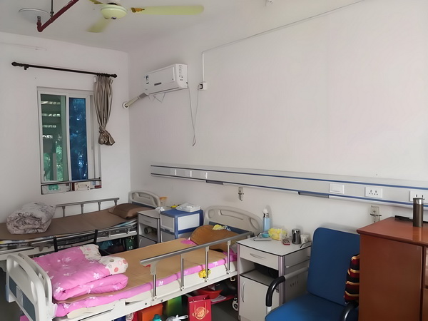 演硬汉成名却情路坎坷，8年不敢谈恋爱，遇小10岁的她成宠妻狂魔